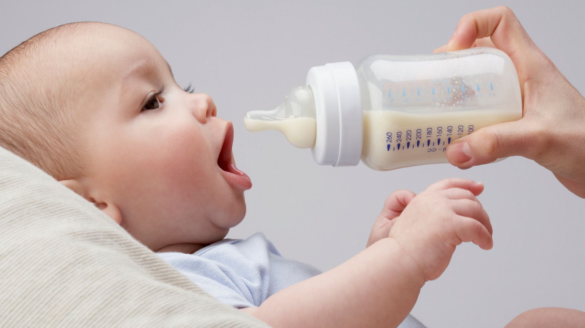 quelle quantité de lait pour le biberon de bébé
