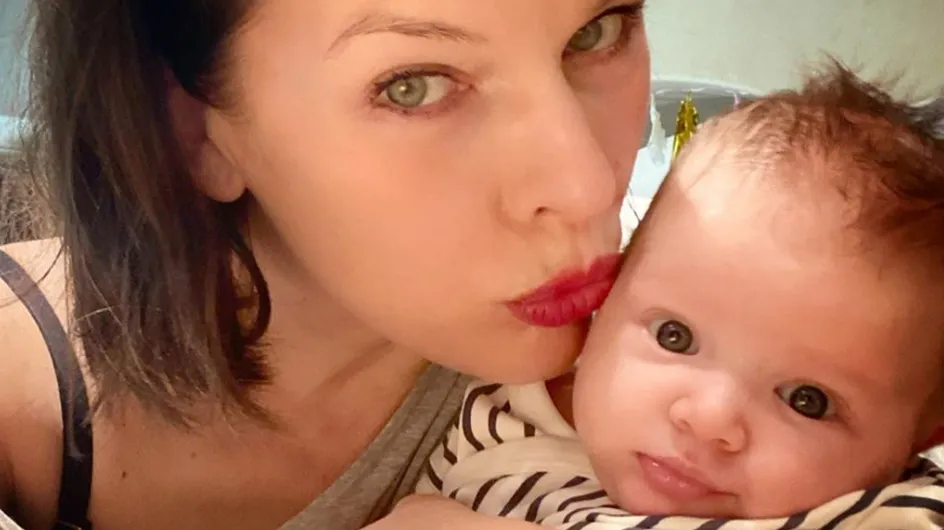 Milla Jovovich : sa fille de 4 mois prend déjà des selfies (et elle est adorable !)