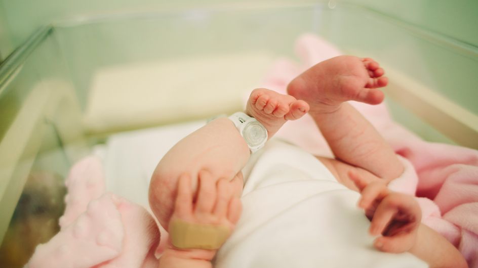 Un Bebe Nait Avec Le Sterilet De Sa Mere Dans Sa Main