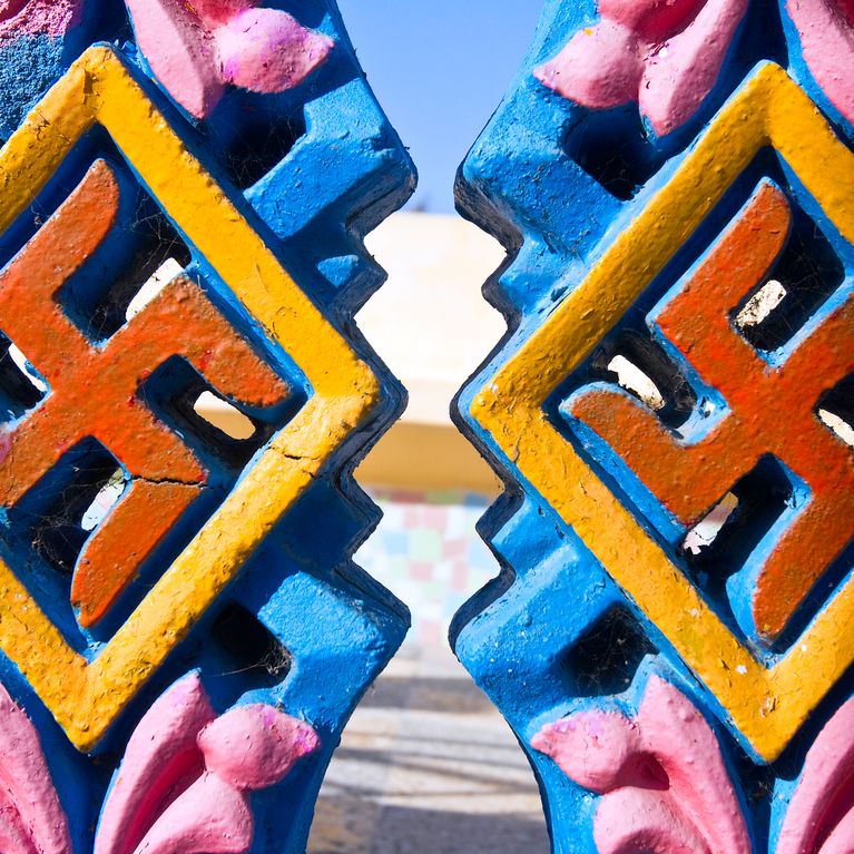 Shein Scandalise La Toile Avec Son Collier Croix Gammee