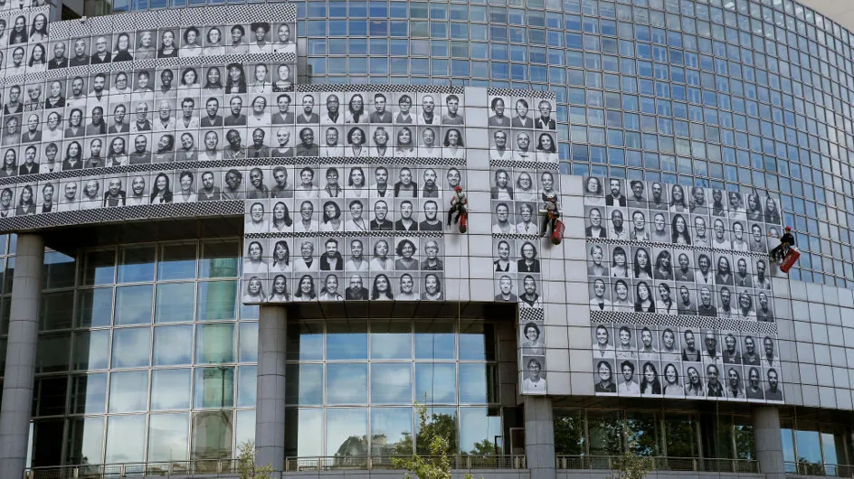 L’artiste JR recouvre l’Opéra Bastille avec 500 portraits de soignants