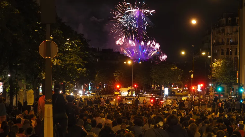 Des milliers de personnes ont assisté au feu d'artifice de la Tour Eiffel malgré le Covid-19