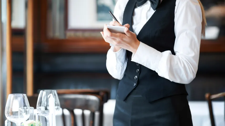 Un serveur tient des propos sexistes envers une cliente dans un restaurant et lui jette de l'eau de vaisselle brûlante