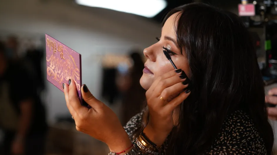 Alizée collabore avec KVD Vegan Beauty pour la campagne de la collection Lolita