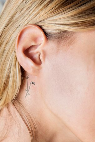 Tatuaggio Dietro L Orecchio Una Nuova Arma Di Seduzione