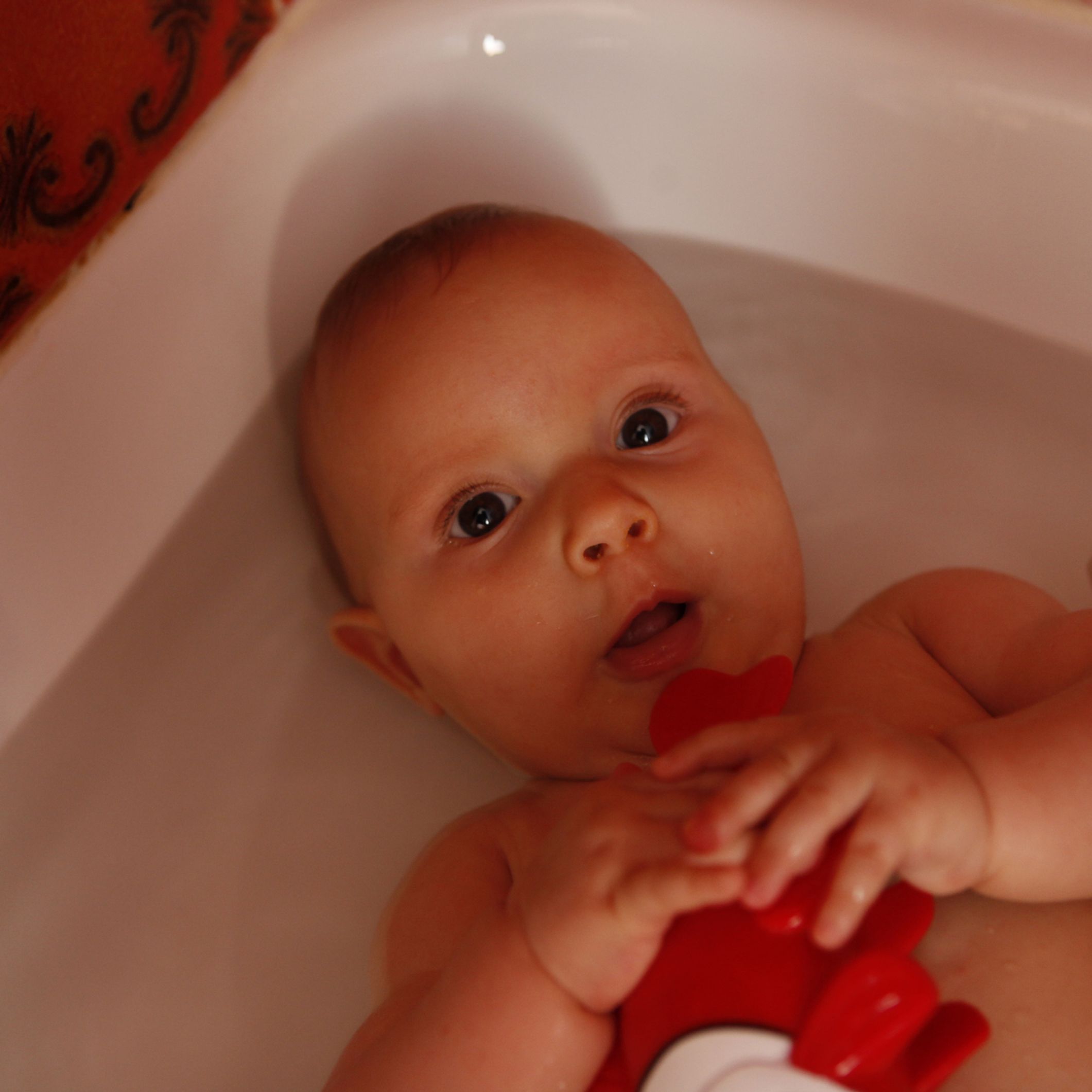 Quand peut-on mettre bébé dans la grande baignoire ?
