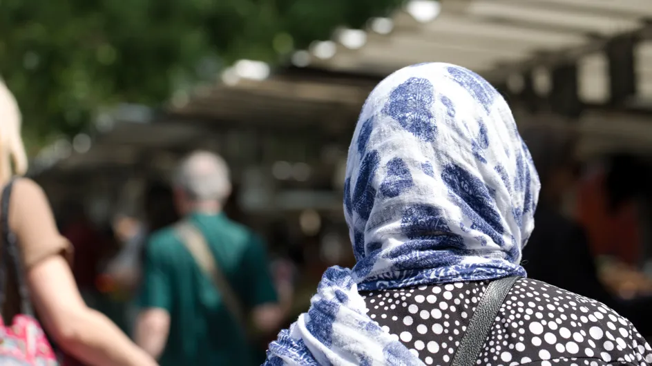 Femme qui se dévoile face à Éric Zemmour : "Lettre à ma mère qui porte le foulard"