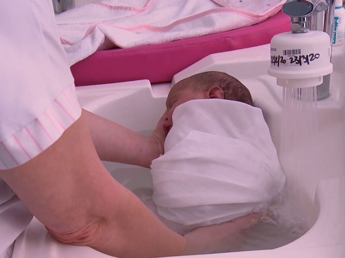 Le bain enveloppé de bébé : quels bénéfices ?
