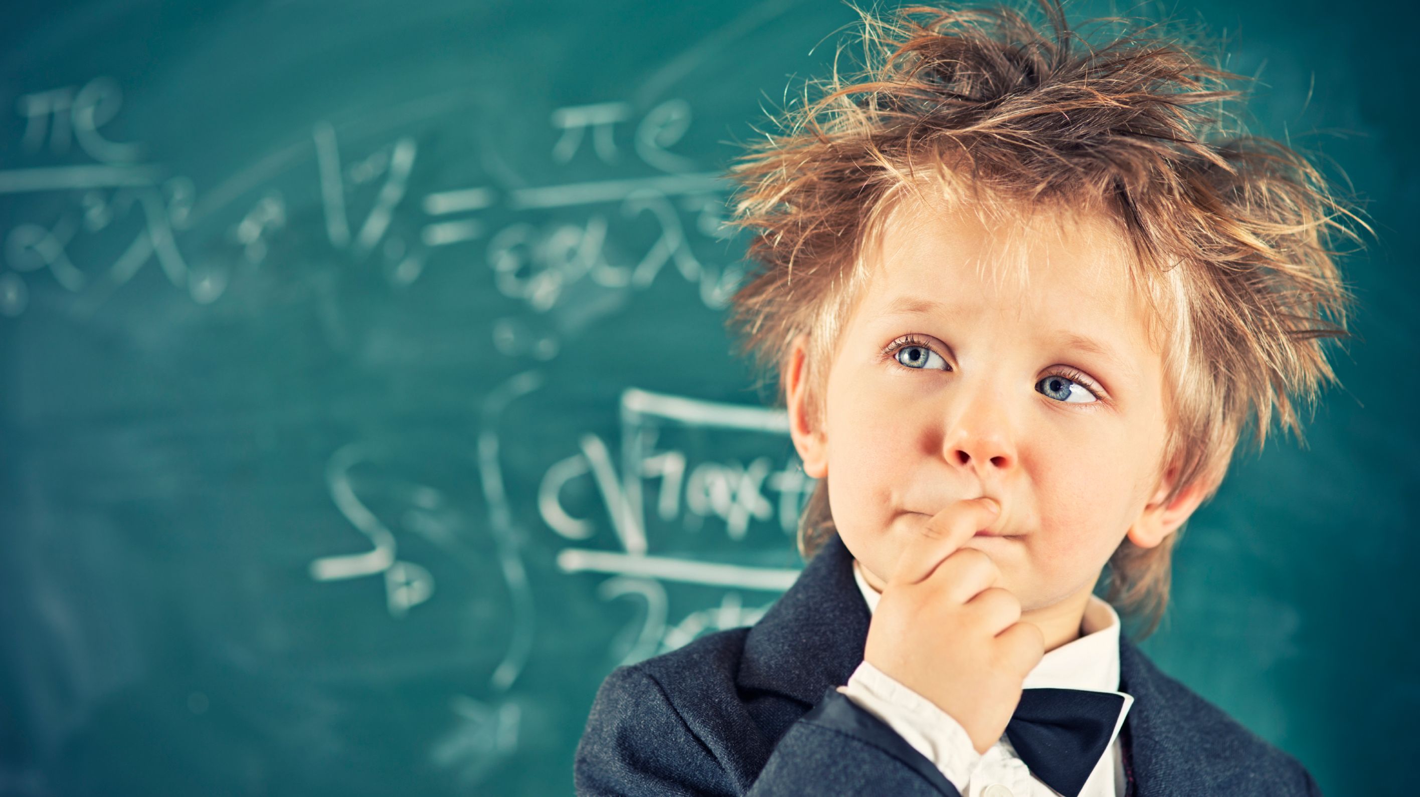 Bambino 7 Anni Gira Gli Occhi In Alto
