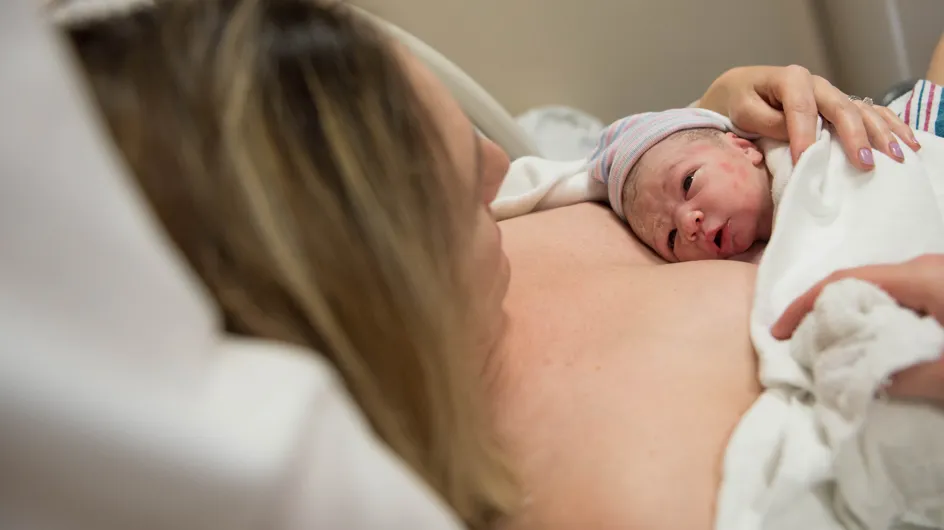 Qu’est-ce qu’un accouchement à quatre mains, idéal pour créer du lien avec le bébé ?