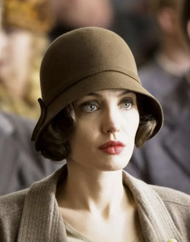 Coiffure années 20 femme : crans, headband, chapeau cloche