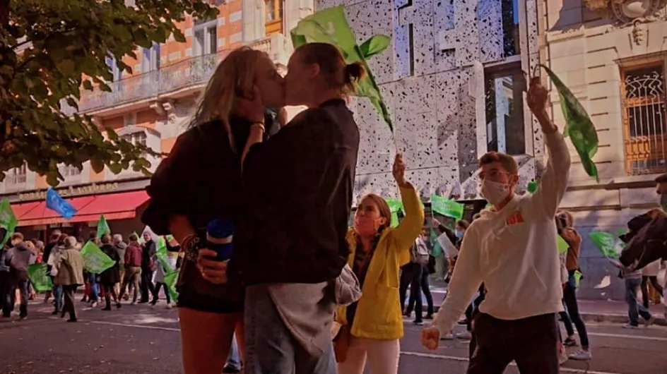 PMA pour toutes : à Toulouse, un baiser lesbien contre la haine