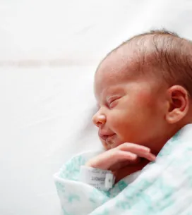 Leur bébé est né sans oreilles : ses parents ont besoin de 200 000 € pour  la faire opérer 
