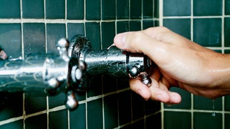 Dusche reinigen: So geht's schnell, einfach & effektiv!