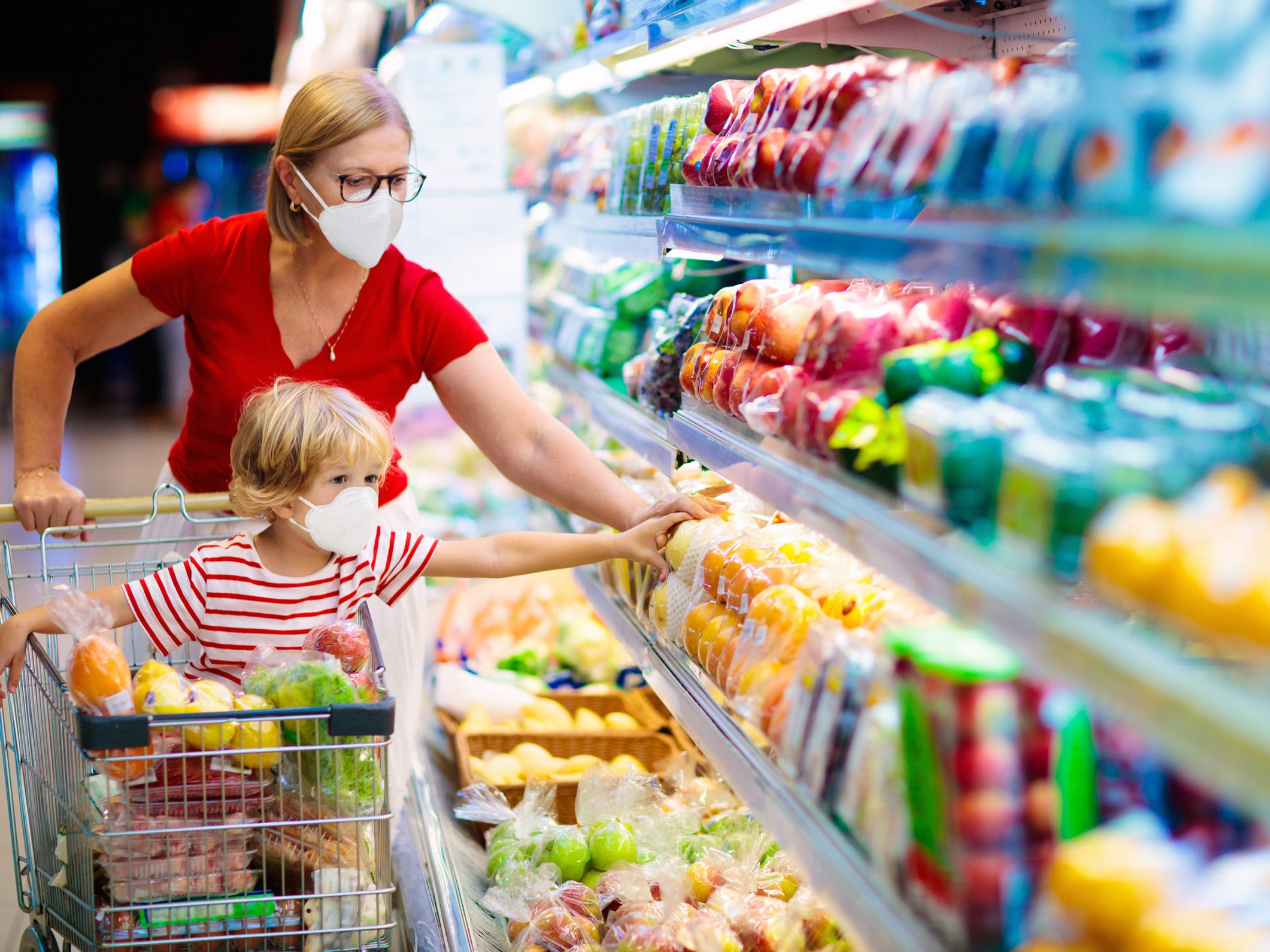 Enfants Courses Au Supermarché Avec Une Jeune Mère Poussant Son