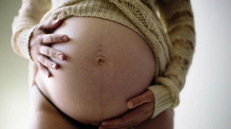 Ligne brune de grossesse : quand apparait-elle et que signifie-t-elle ?