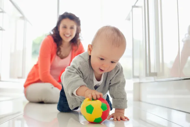Comment les bébés apprennent à marcher à quatre pattes – NIVEA