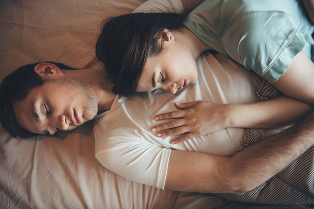 9 Positions De Calins Et Ce Qu Elles Revelent De Votre Relation