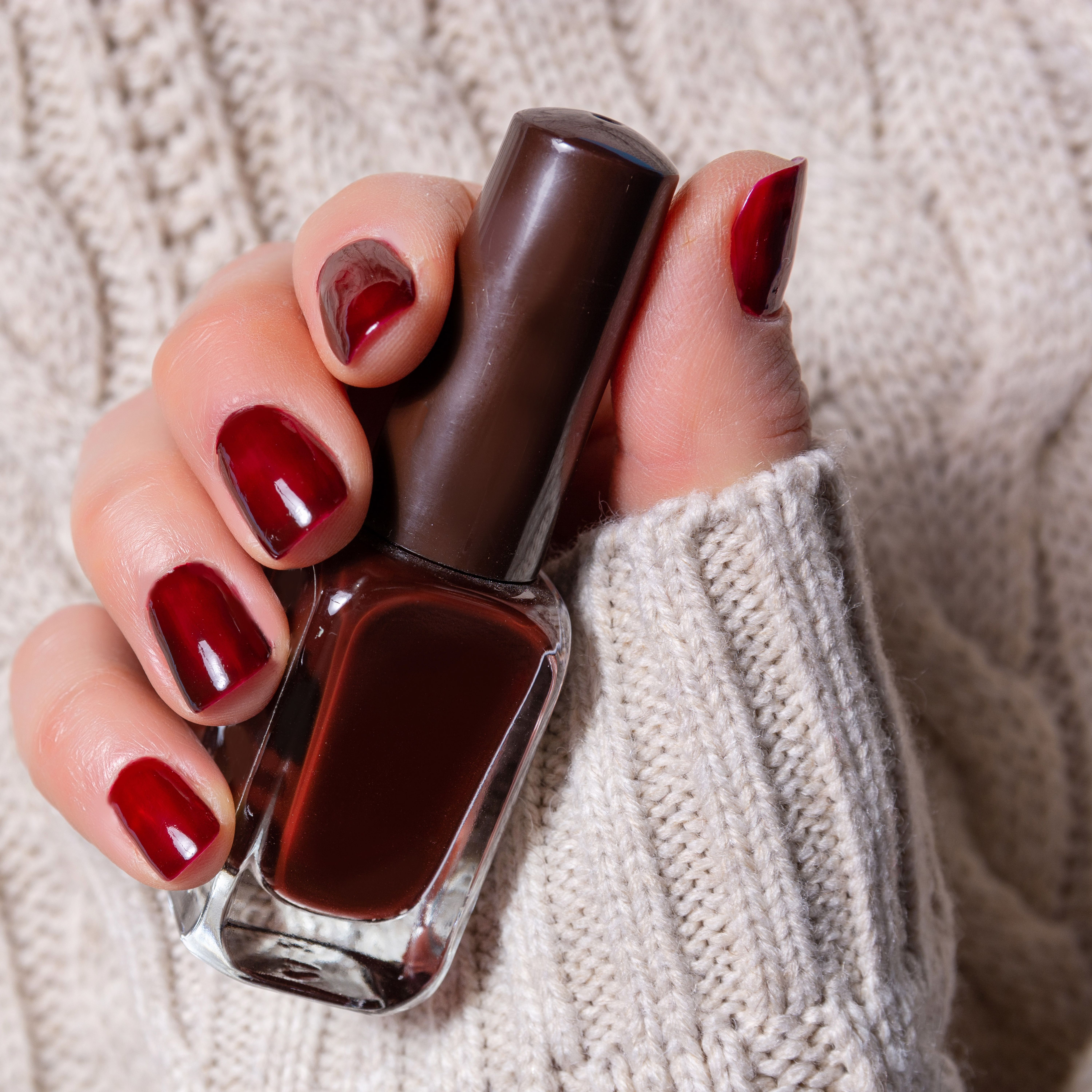 Vernis bordeaux : le vernis à ongles idéal pour l'hiver