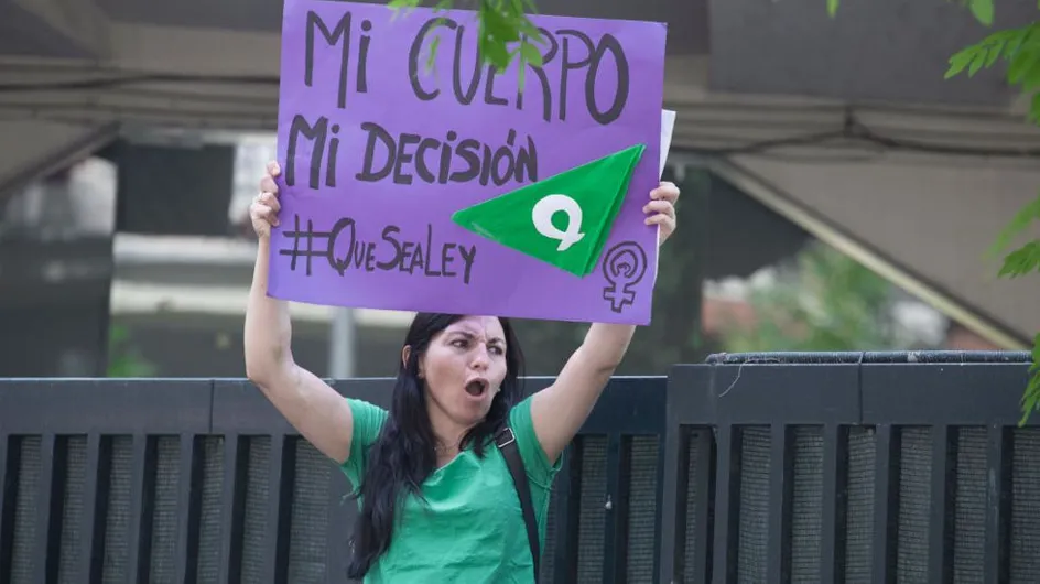 IVG : Scènes de liesse en Argentine après l’adoption par les députés d’un projet de loi légalisant le droit à l’avortement