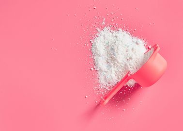 Wie man getrocknete flecken aus kleidung entfernt