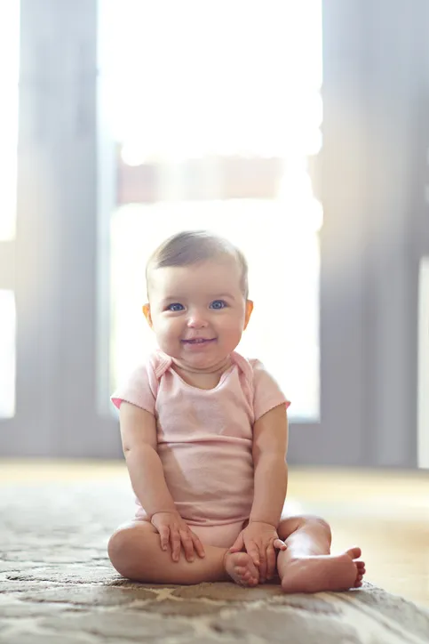 Apprendre à bébé à s'asseoir: les clés du succès pour une