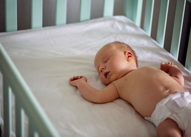 Voila Pourquoi Il Ne Faut Rien Mettre Dans Le Lit De Bebe Attention La Video Peut Choquer