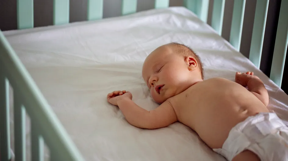 Voilà pourquoi il ne faut RIEN mettre dans le lit de bébé (attention, la vidéo peut choquer)