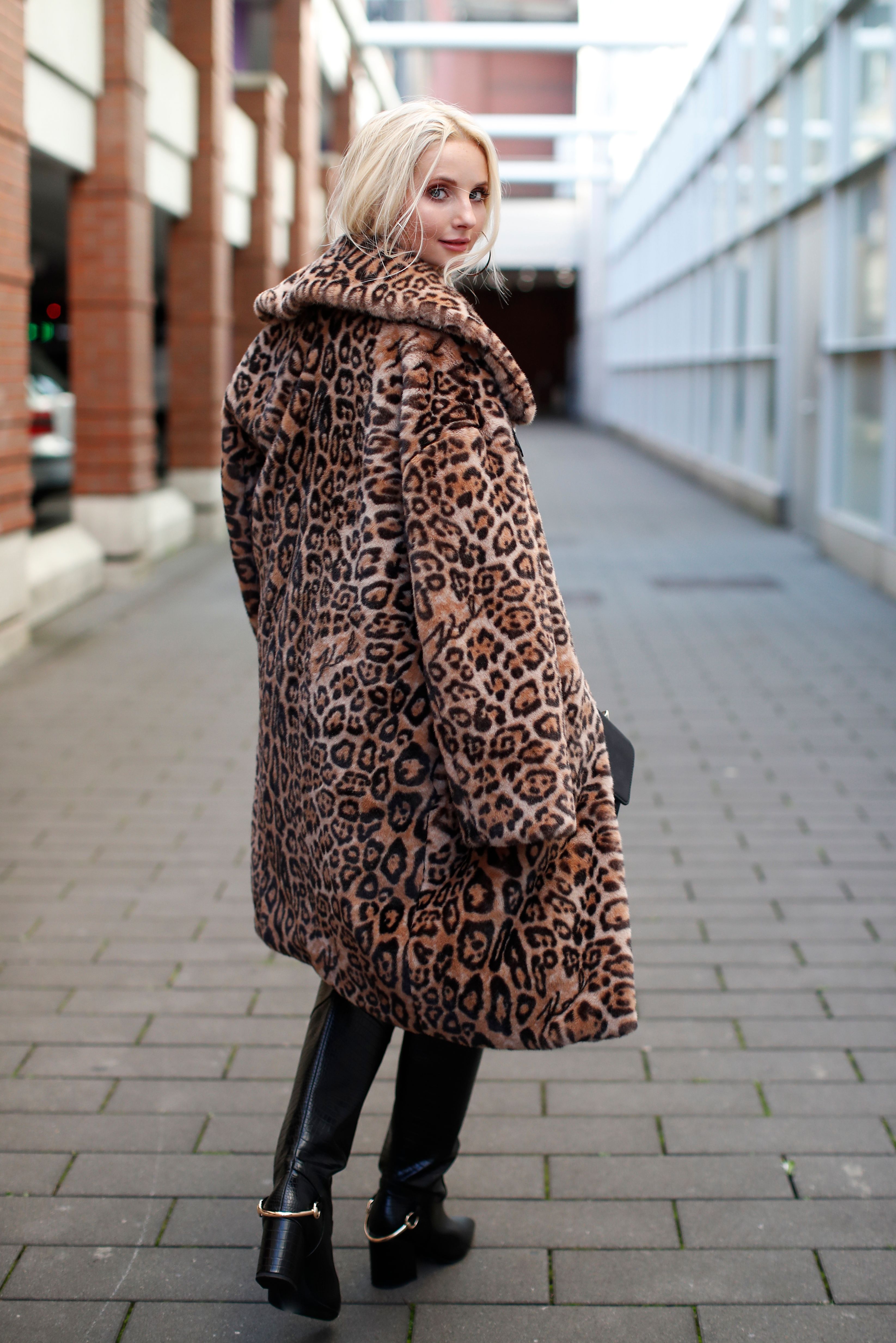 look avec manteau leopard