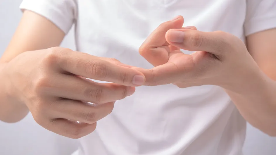 Mani gonfie: le cause più comuni ed i rimedi naturali più efficaci