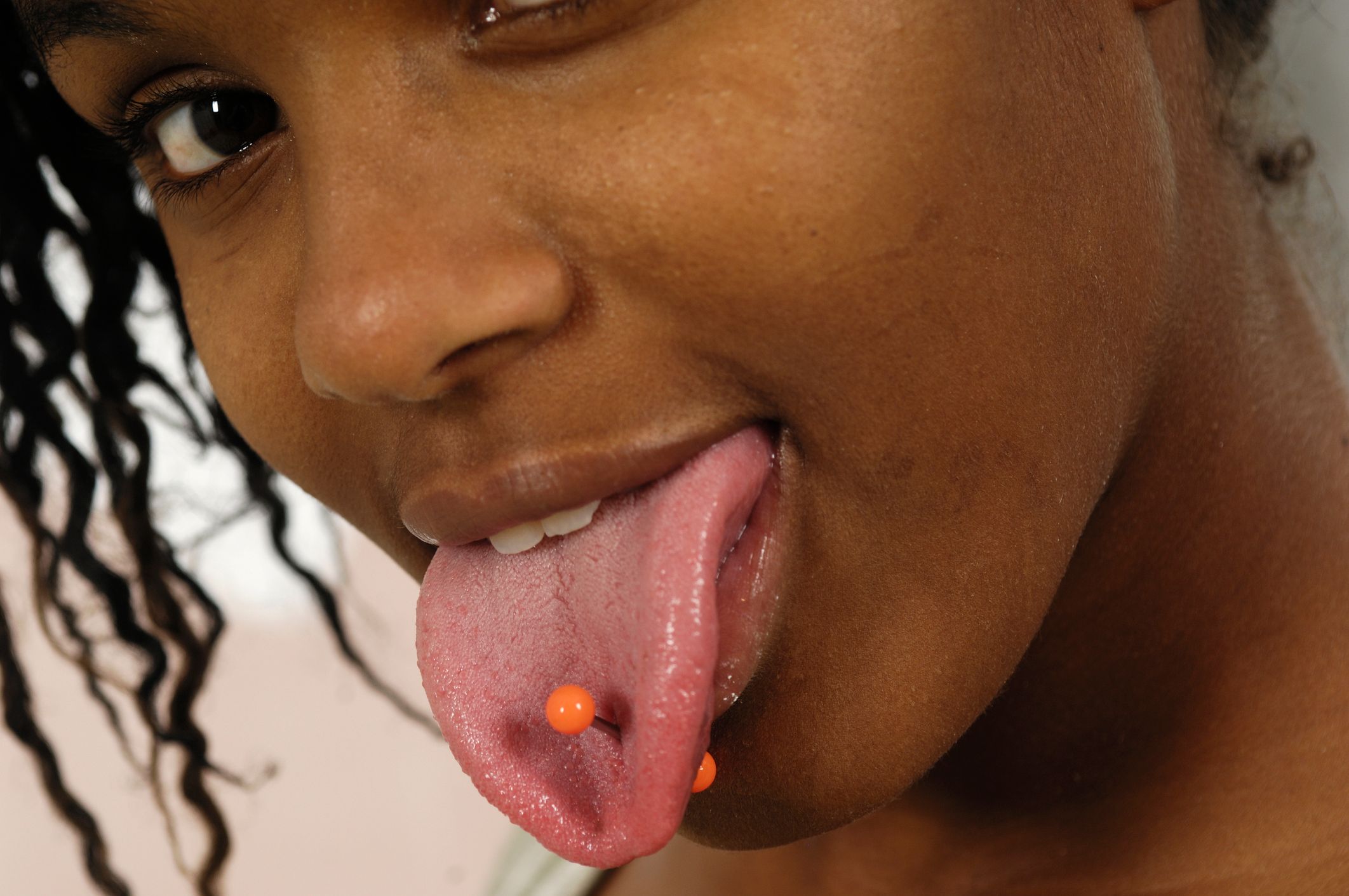 Oralni seks s piercingom na jeziku