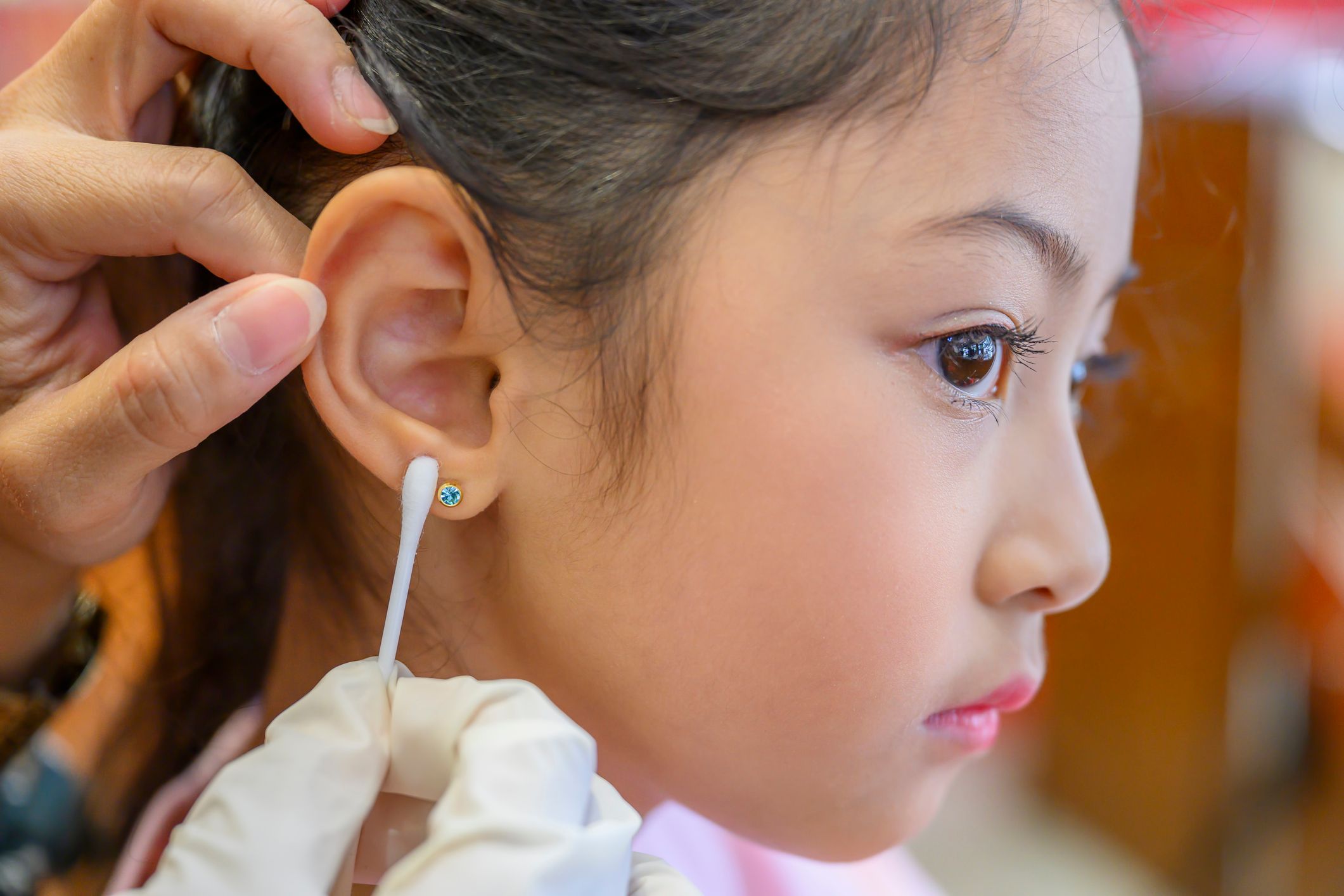 Во сколько детям прокалывают уши