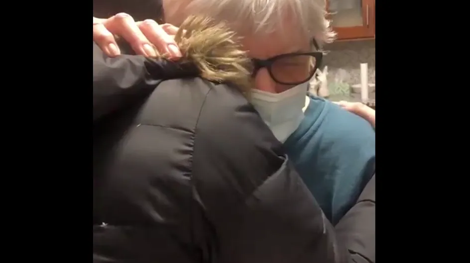 Adorable : cette grand-mère reçoit une prescription pour «câliner sa petite-fille» après son vaccin