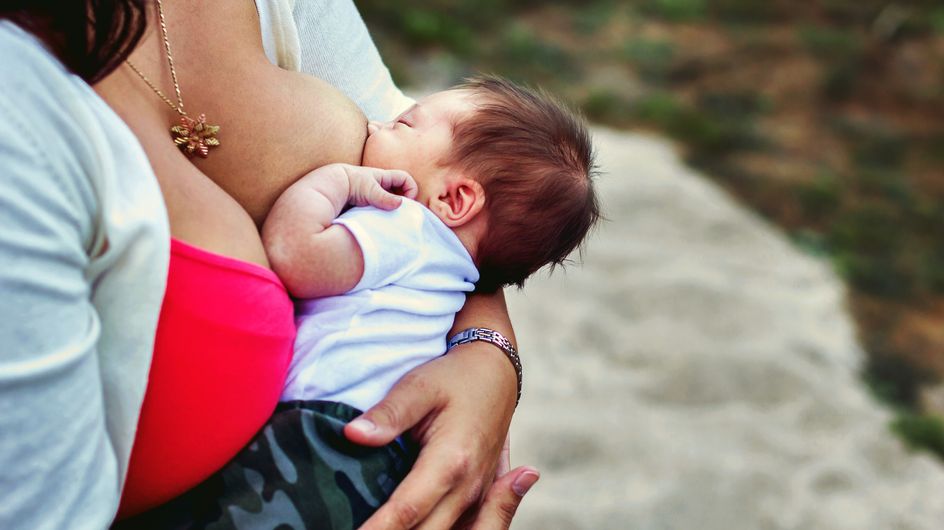 Une Policiere En Uniforme Allaite Son Bebe Elle Est Reprimandee Et Contrainte A Publier Des Excuses