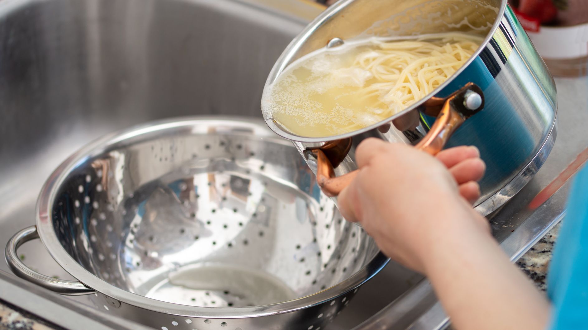 5 bienfaits surprenants de l’eau des pâtes, ne la jetez plus