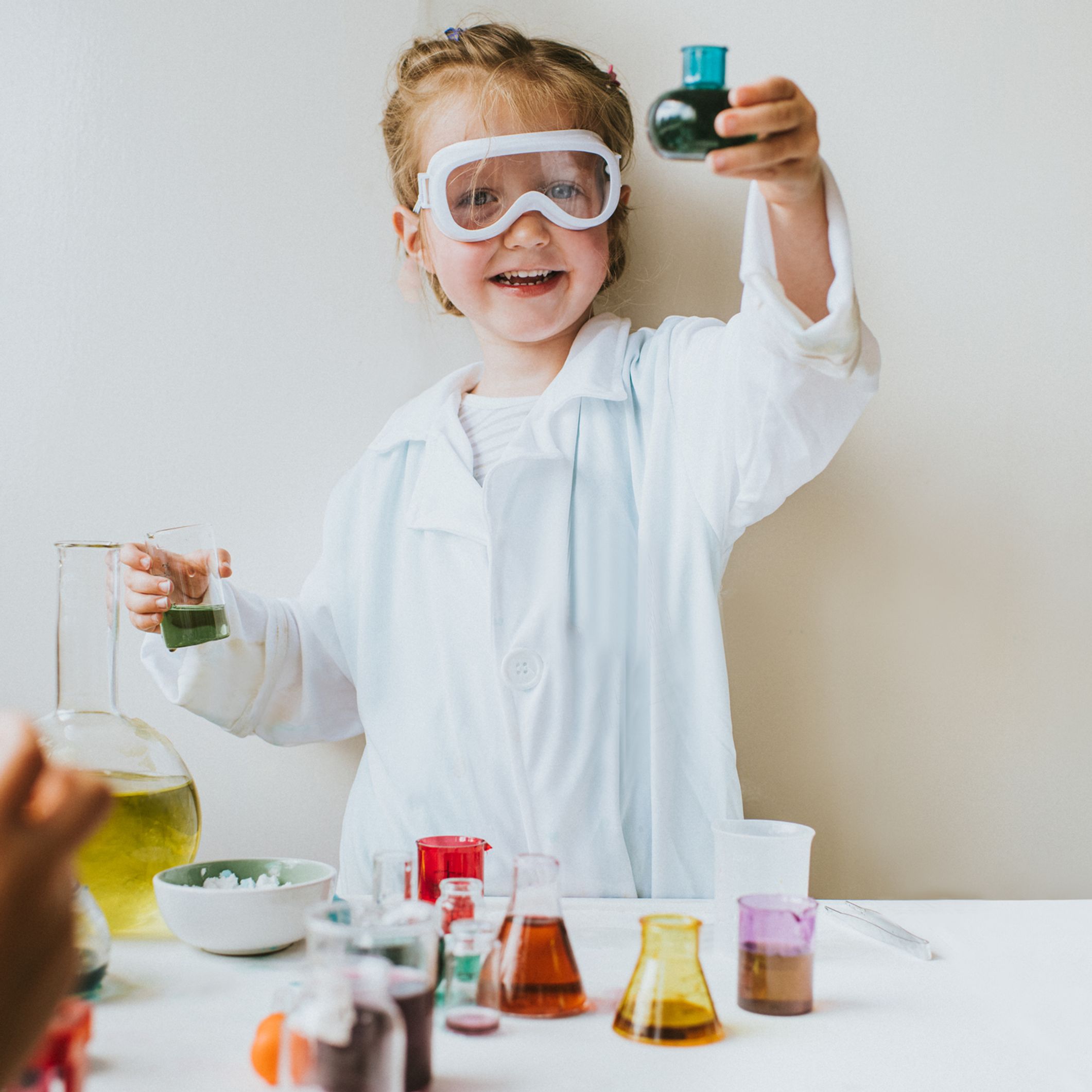 5 expériences scientifiques simples et gratuites : faites découvrir à votre  enfant la physique et chimie