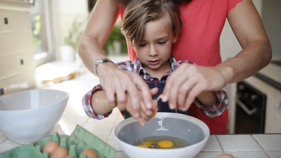 Cuisiner avec les enfants : guide des tâches à leur confier selon leur âge