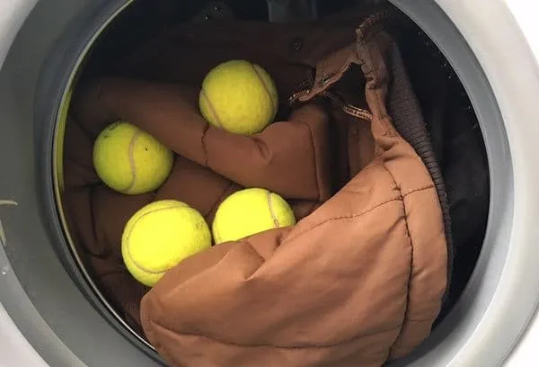 Balles de tennis dans la machine à laver : bonne ou mauvaise idée