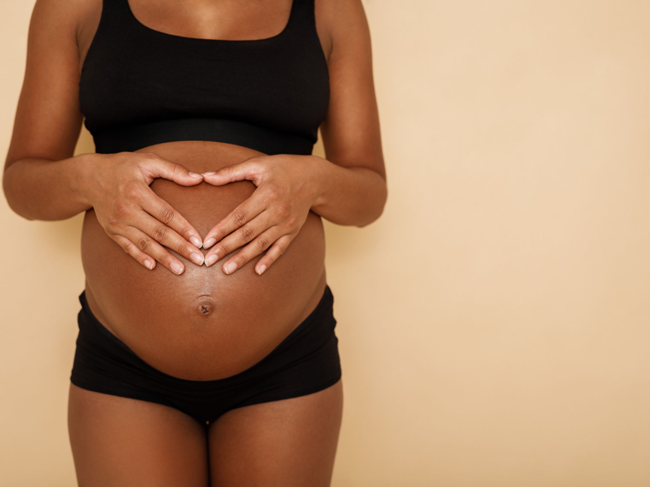 Comment évolue le ventre d'une femme enceinte au cours de la ...