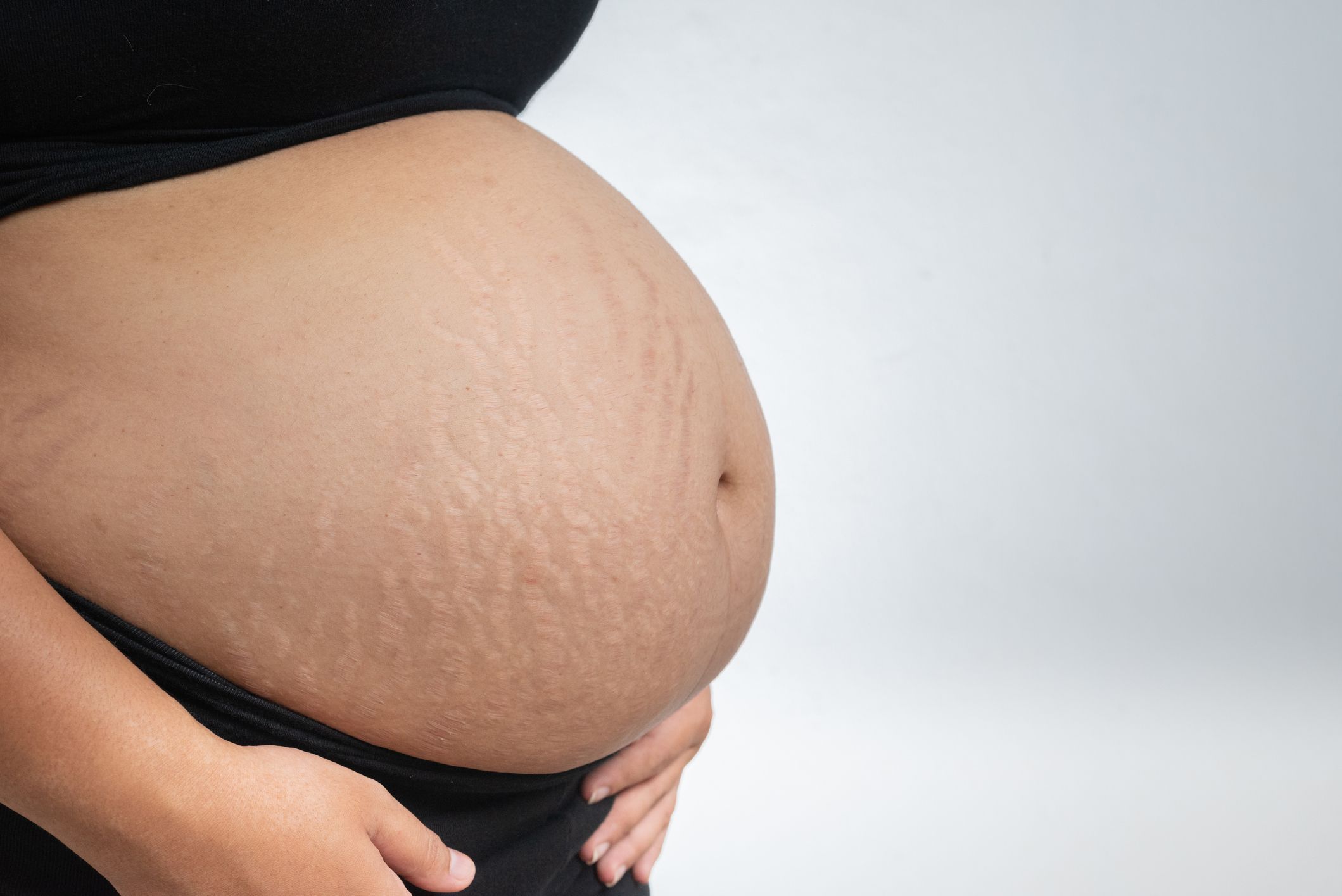 Ventre de la femme enceinte : évolution, forme, quand s'arrondit-il ?