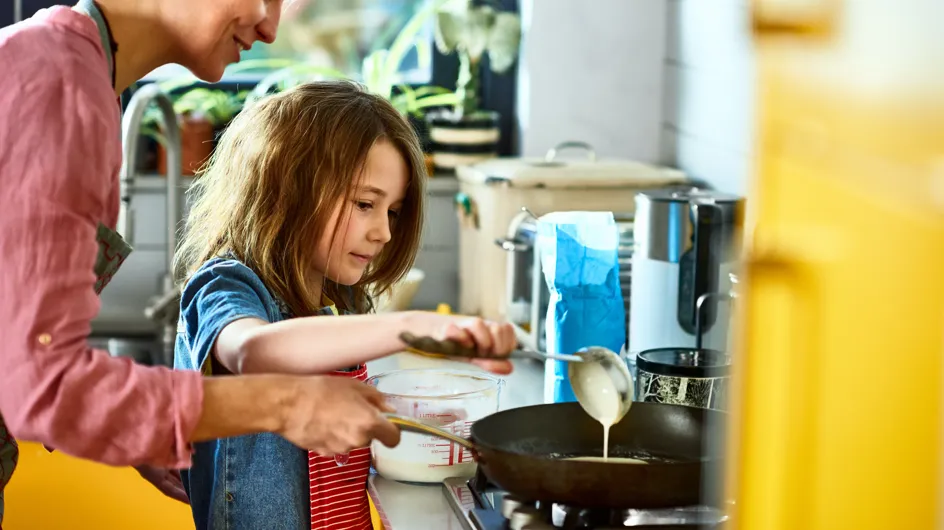 Quelles tâches confier aux enfants de 6 à 10 ans en cuisine ?