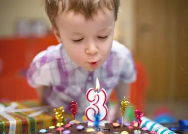 Fête D'anniversaire Pour Enfants. Enfants Avec Gâteau Et Cadeaux