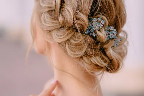 Wunderschöne Flechtfrisur mit blauen Haar-Accessoires
