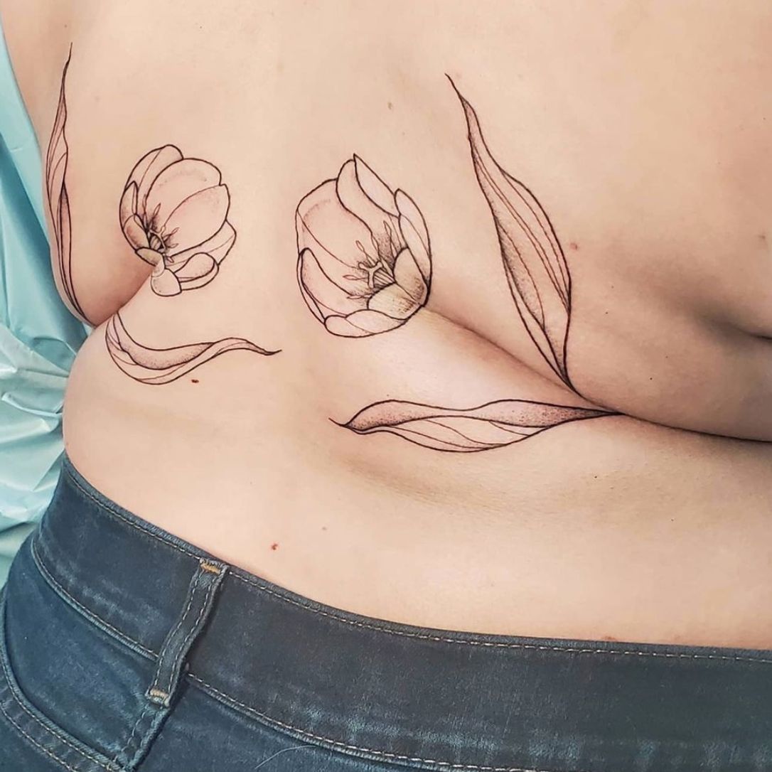 Tatouage Pour Femme De 60 Ans Tatouage : cette artiste sublime les bourrelets du dos des femmes grosses