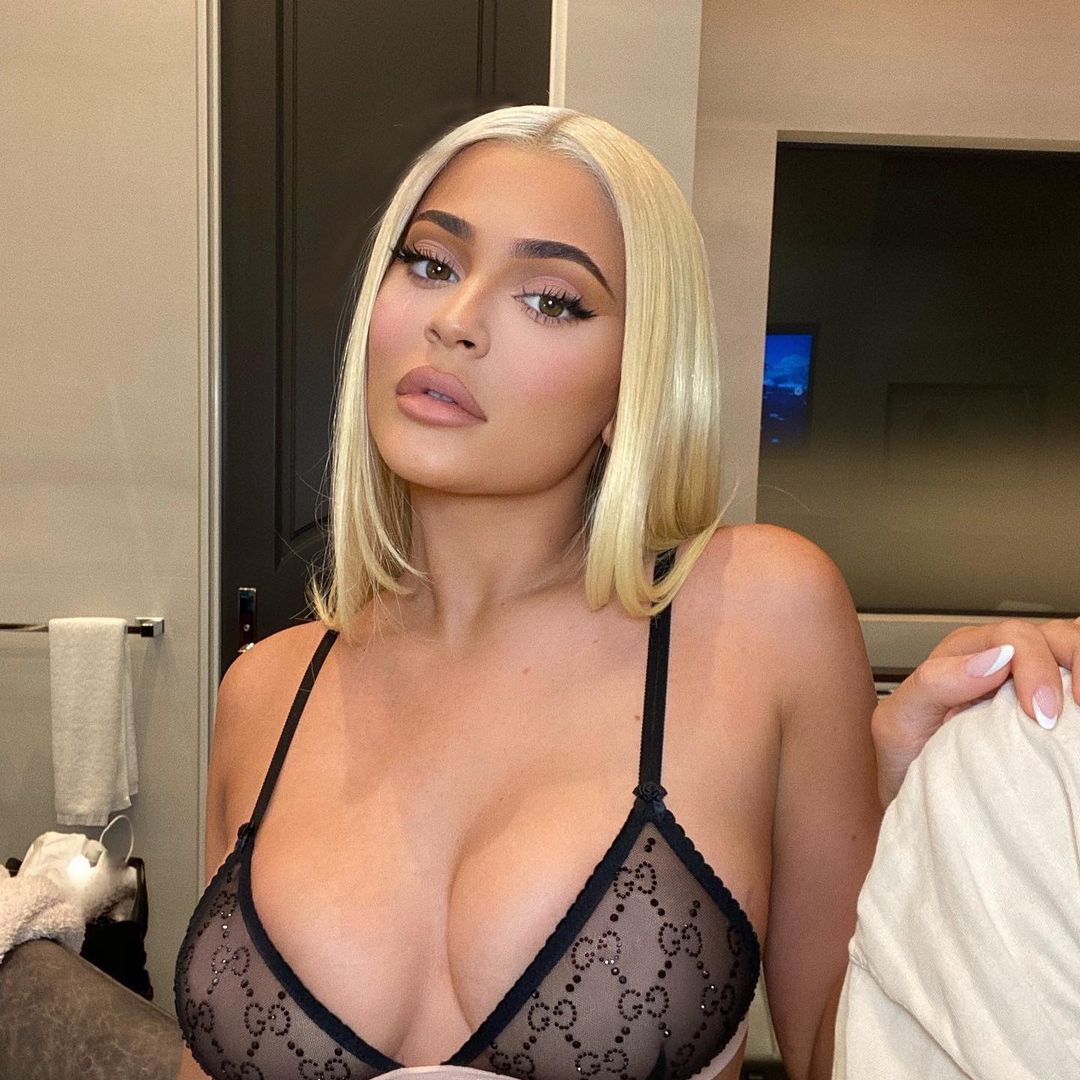 Coup de coeur pour la frange asymétrique de Kylie Jenner