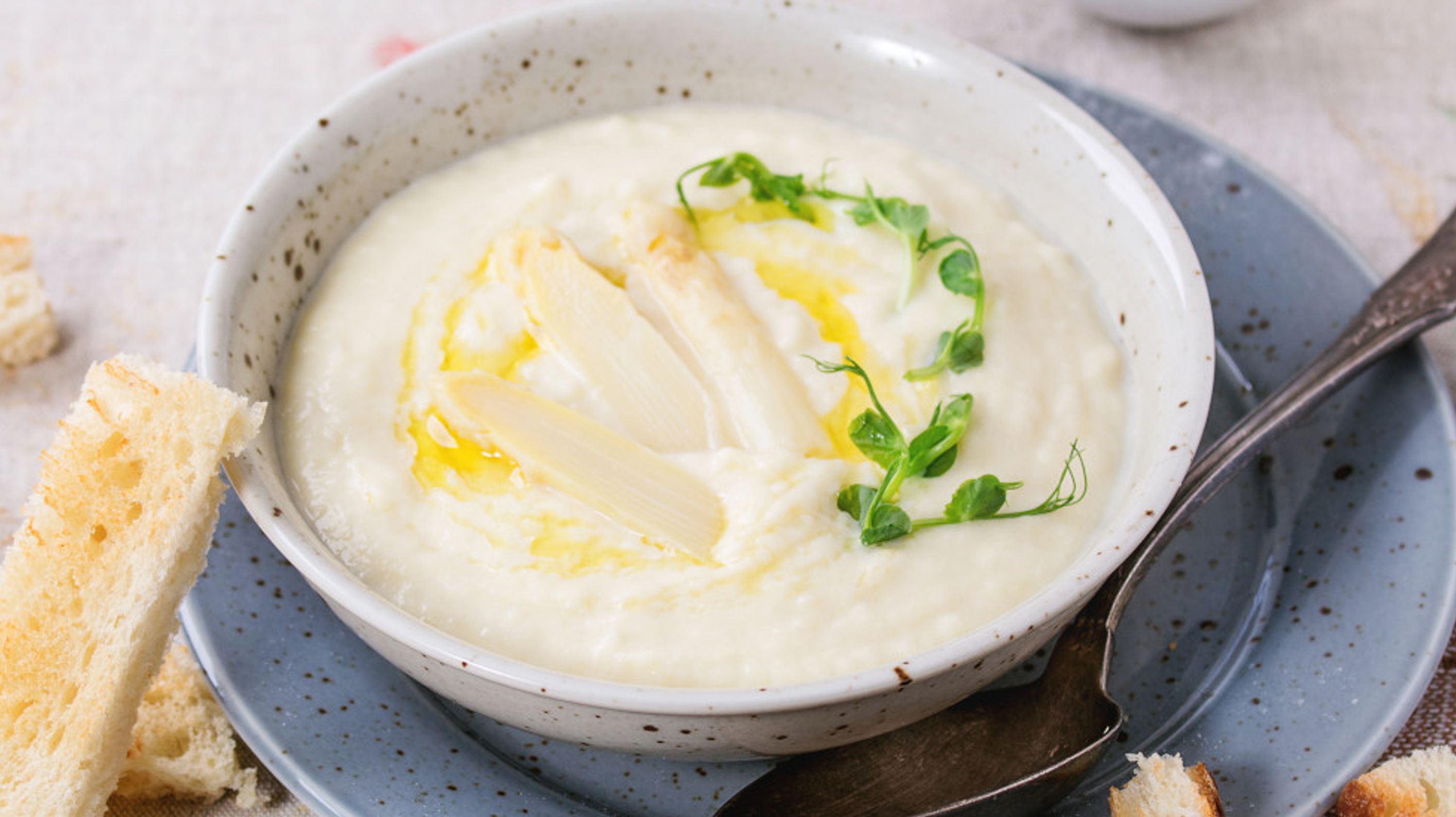 Cremige Spargelsuppe: So einfach kocht ihr den Klassiker