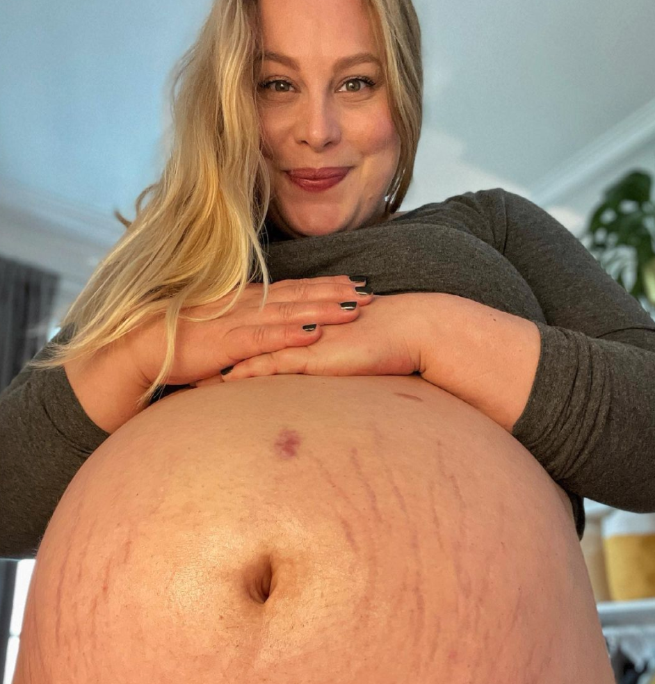 Ashley Graham : couches, poils et ventre post-grossesse, le top montre que  l'après-accouchement n'est pas glamour