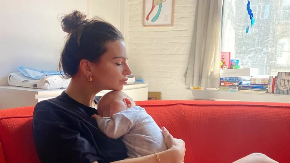 “C’est tellement dangereux” : Emily Ratajkoswki critiquée pour sa manière de tenir son bébé