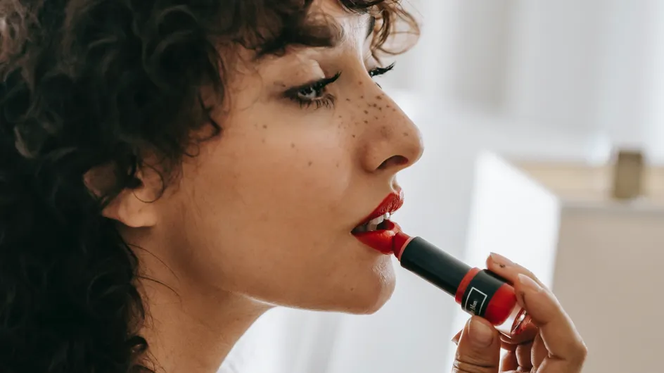 Voici une méthode infaillible pour appliquer votre rouge à lèvres sans bavures du premier coup !