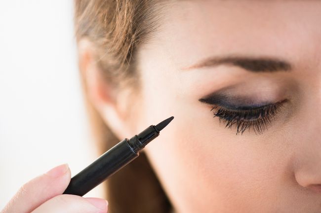 forma occhi: realizzare una linea con l'eyeliner nell'angolo superiore della palpebra solleva lo sguardo